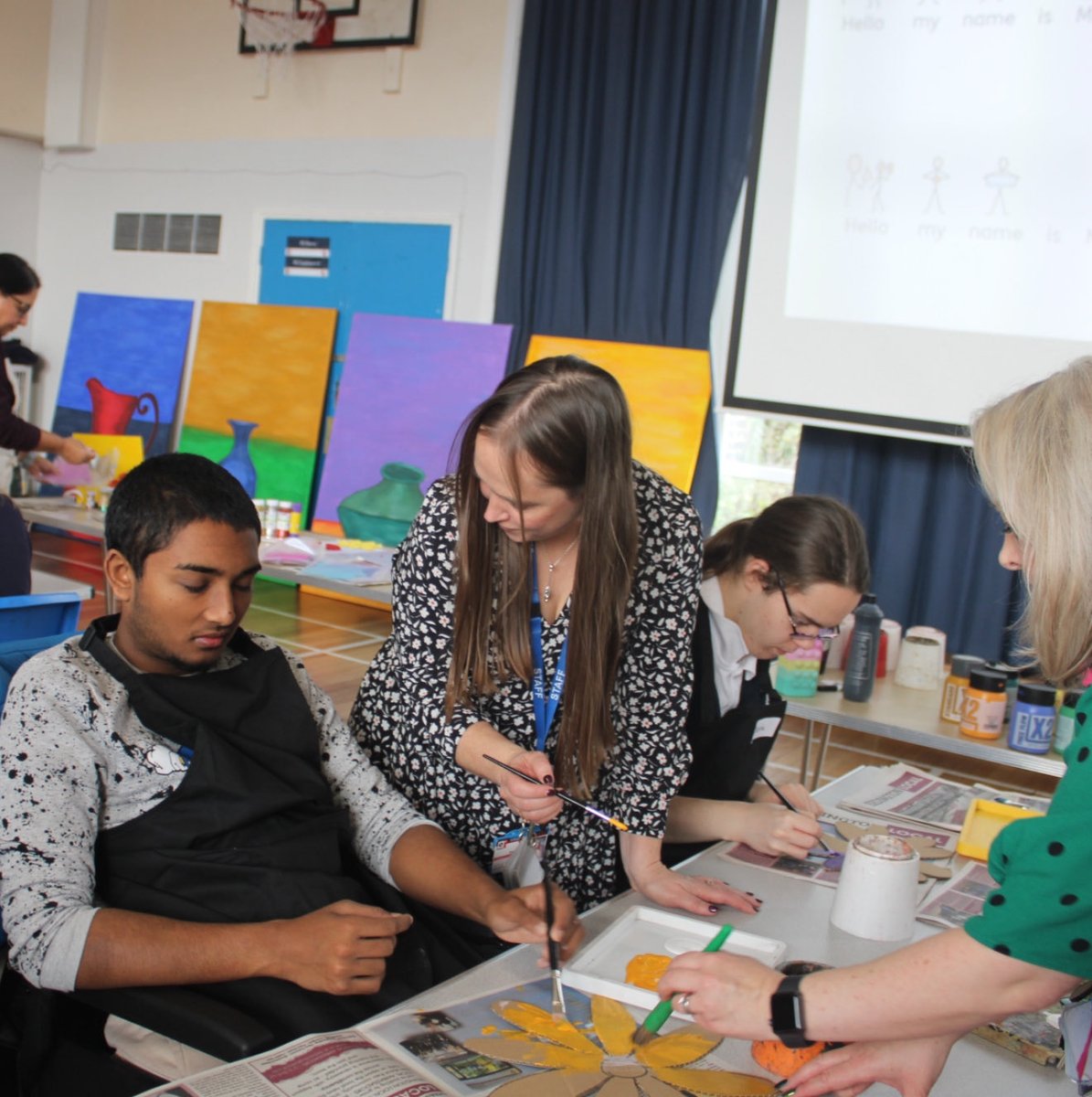 🎨 Creativity connects us!🎨
Queensbury School proudly hosted two inspiring #ArtCollaborationWeek sessions for trust schools — students, staff &amp; leaders came together to create stunning floral artwork. One more session after half-term — we can’t wait! 🌸✨
#TeamEIA #Creativity