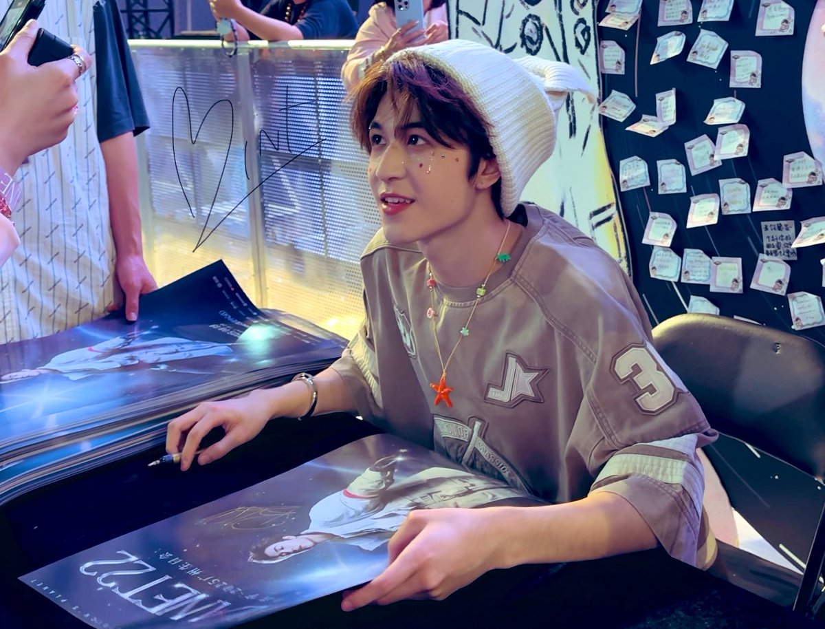 Moo_Mint's tweet image. ขอความกรุณาศิลปินอย่ายื่นหน้าใกล้ฟค.
ช้อนตาใกล้แล้วจะสิ้นใจ5555555
ย้อนดูคลิปที่พี่เคพีถ่ายตามหลังให้ @woaini_3 ขอบคุณค่า 

แล้วน้องแพทอ่ะแสนดีมากอายคอนแทคกับฟค.ที่คุยด้วยทุกคนอย่างตั้งใจในเวลาตรงนั้น จะมองจนฟค.เดินไปอะ😭🩷

@patrick_pppat #แพทริค #PatrickFinkler #PatrickPLANET22