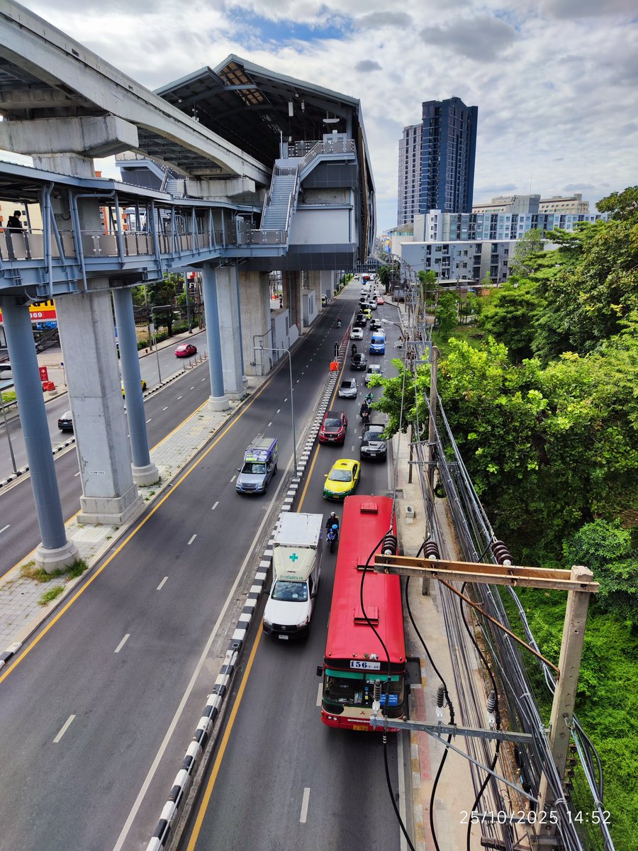 Jeffgoblem's tweet photo. @js100radio 14:53 ถนนลาดพร้าวขาออกบริเวณแยกแฮปปี้แลนด์ รถมากไปได้ตามสัญญาณไฟจราจรกลับกันคล่องตัว https://t.co/hA19cWxB1k