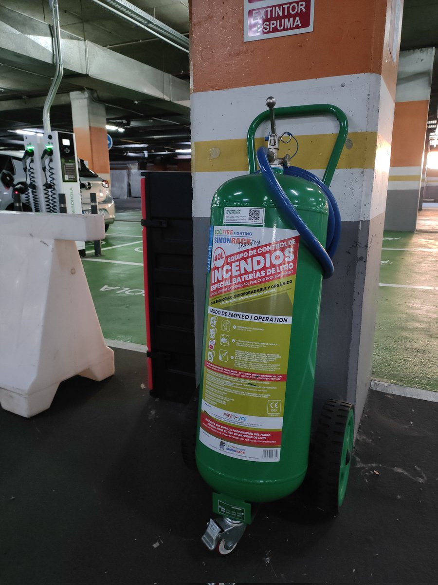 oscarhedeva's tweet photo. Estaba escuchando el podcast del programa @ColeInvisibleOC y cuando @josepguijarro hablo de la imposibilidad de apagar el fuego de una batería de litio,decirle que lleva en el mercado más  de 1 año un aditivo que apaga dicho incendio. Foto del parking de CC El Tormes, Salamanca. https://t.co/G8nQIftK09