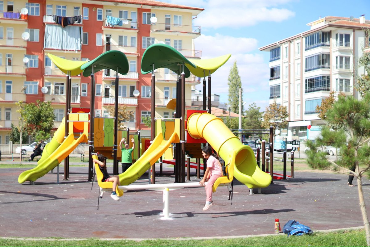 Günaydın Aksaray ❤️

📍Meydan Mahallesi’ndeki parkımıza engelli uyumlu yeni oyun grubumuzun montajını tamamladık. 🙋‍♂️

Şehrimizin dört bir yanında oyun parklarımızı yeniliyor, çocuklarımız için daha güvenli ve keyifli alanlar oluşturuyoruz. 🤗

Tüm çocuklarımıza iyi eğlenceler