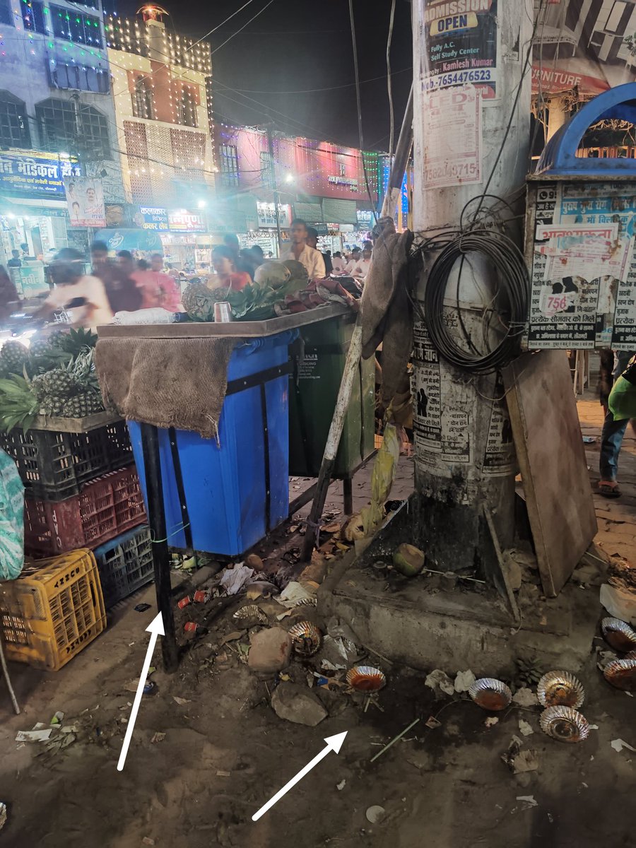 Satyam_0000000's tweet photo. #DUSTBIN को धक उसके ऊपर #छठ के लिए फल बेचे जा रहे और डस्टबिन का कचरा बाहर फेंका जा रहा, यह सिर्फ बिहार में ही मुमकिन है।
#Bihar #BiharElections #SwachhBharat #chath #swachhbharatabhiyan #sitamarhi #sitakinagri #news18 #BiharNews #AI 
#INDvsAUS https://t.co/D8kNfO06mF