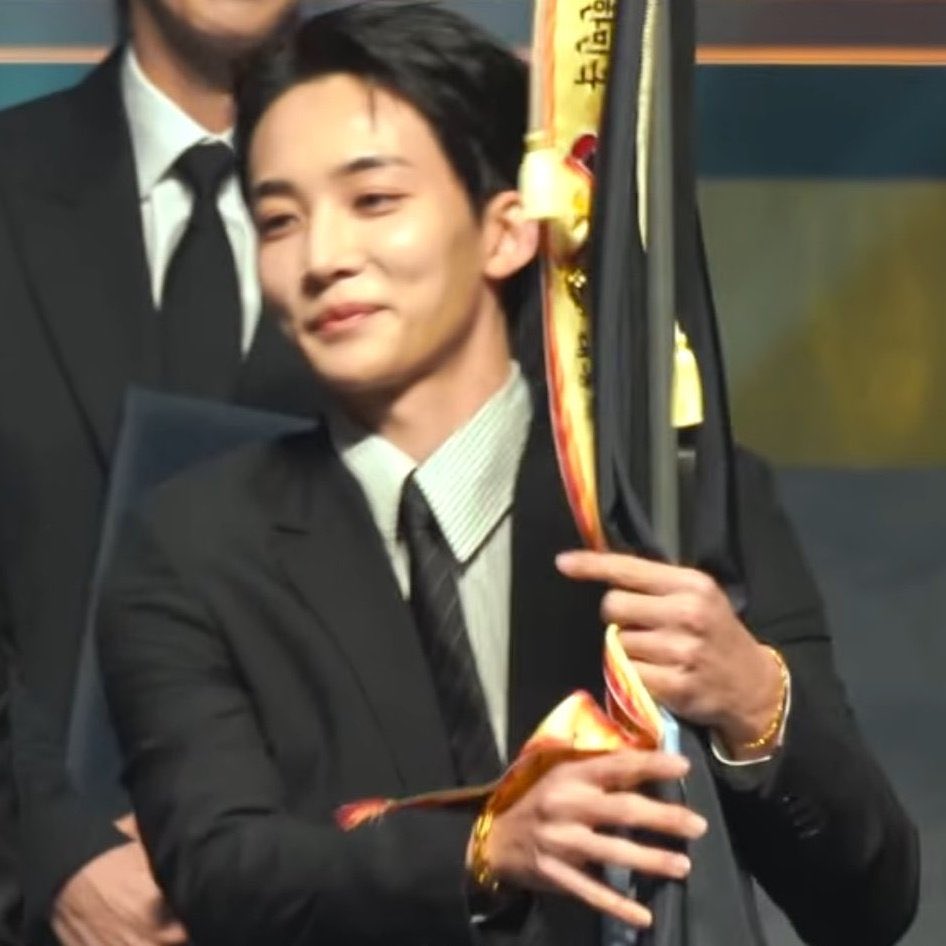 ketuabemm's tweet image. jeonghan was wearing his bracelet wedding 🙂↔️