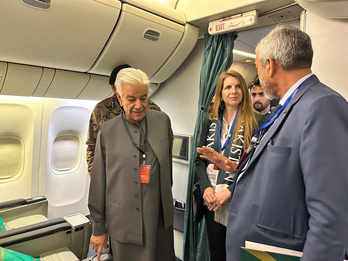 RShahzaddk's tweet photo. کوپن ہیگن سے قطر کی چھ گھنٹے فلائٹ ہے زیادہ تر گورے ہوتے جب جہاز قطر پہنچتا تو بالکل صاف ہوتا فلور پر کچھ نہی ہوتا ہے قطر سے پاکستان کی تین گھنٹے کی فلائٹ جب جہاز اسلام آباد پہنچتا اس قدر گندا ہوتا فرش پر کشن کمفرٹر ٹشو چمچے سب بکھرا پڑا ہوتا ہے ٹائلٹ گیلا جانے کے قابل نہی ہوتا 
ہمارے کلچر اور تربیت میں صفائی نہی ہے