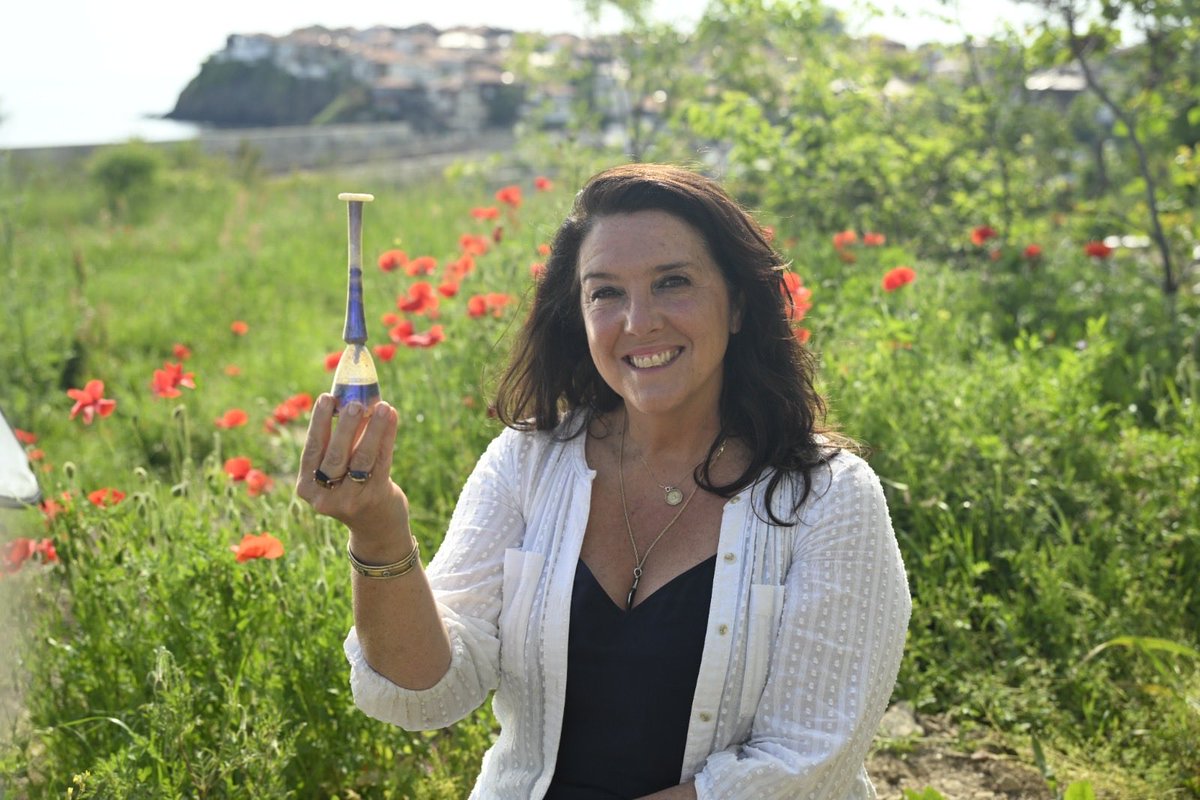 bettanyhughes's tweet image. Good morning! This was such a wonderful moment - holding an #ancient #Roman perfume bottle with the perfume still inside! 2000 yrs old! #Treasures of #Bulgaria tonight 7pm #C4 X