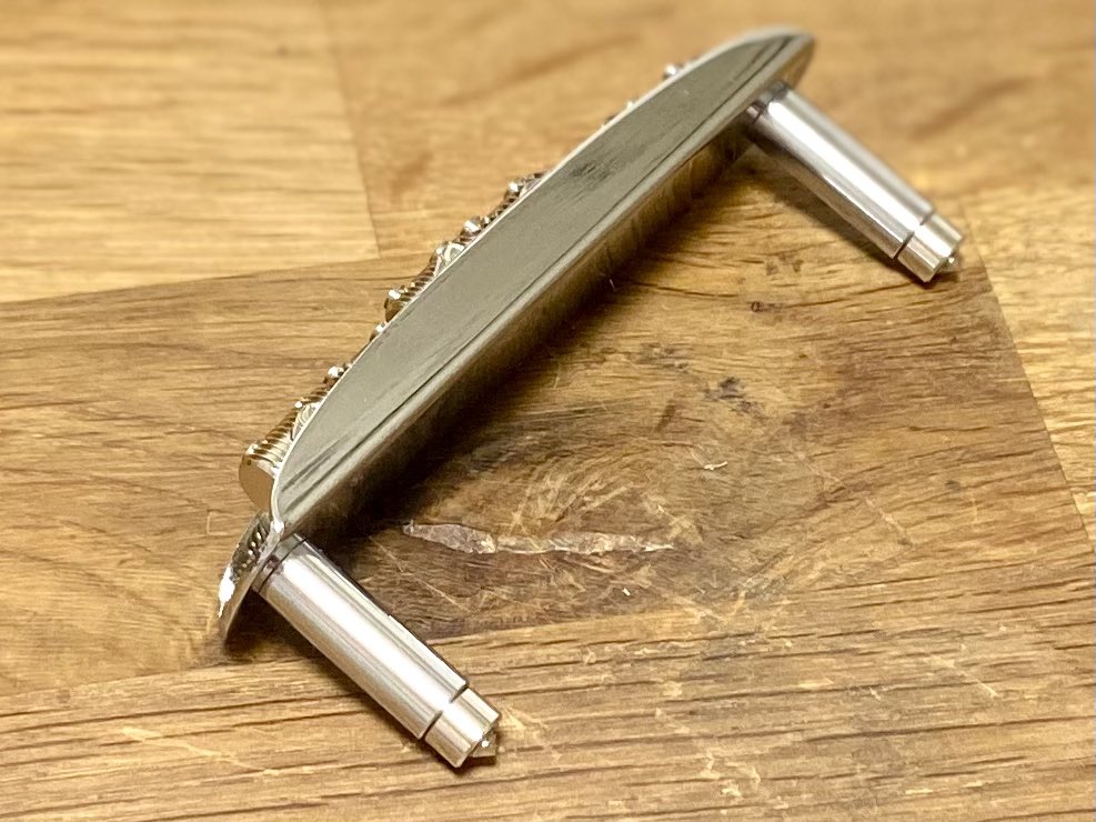 matsunamihr's tweet image. 新しいポストロック。
ニッケルメッキのブラス製で、ポストの稼働を邪魔しないよう直径を0.5mm圧縮しました。ネジ先端が1.5mmほど飛び出ていれば問題なく動作します。