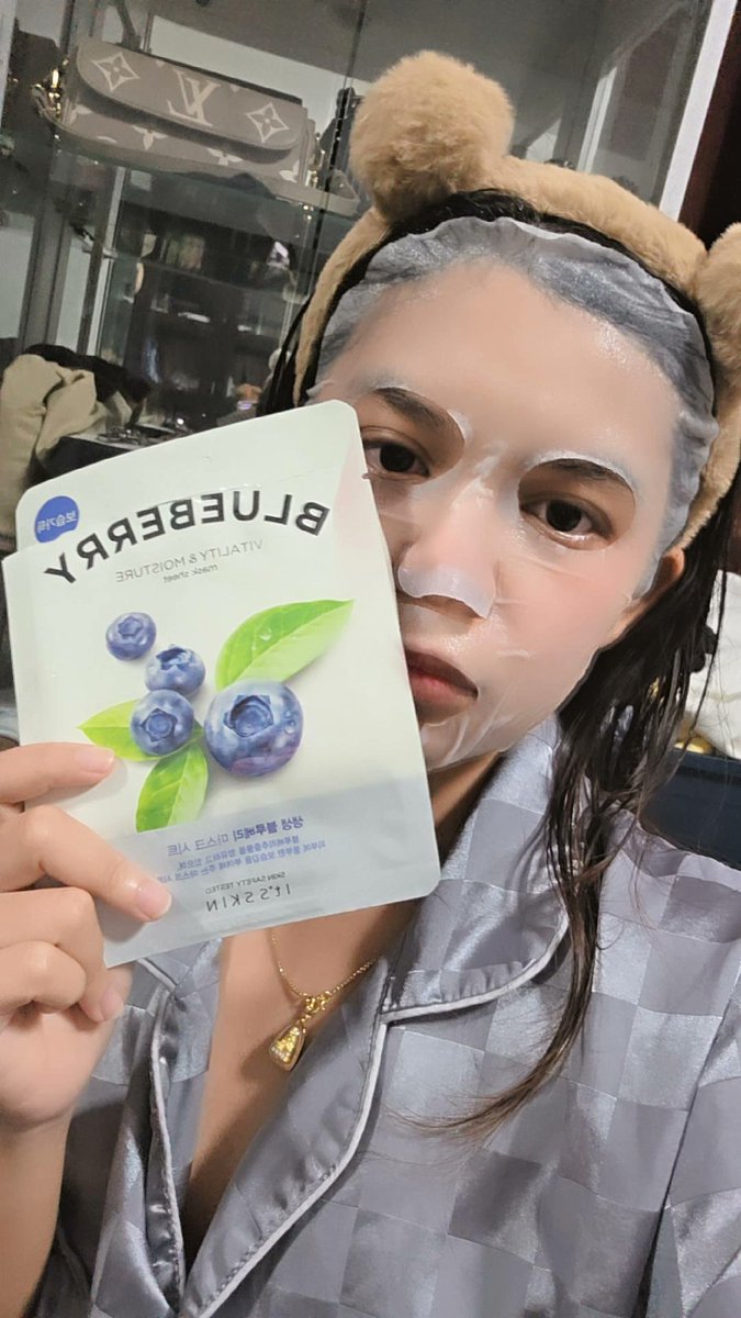 ci_ng95083's tweet image. มาร์คพึ่งมา ลองใช้ สูตร 1 มาร์กแนบผิวดีมาก เกาะผิว นี่ขนาดเป็นคนหน้าเล็กยังแนบขนาดนี้ มาร์กเย็นๆ รู้สึกดีค่ะ กลิ่นไม่แรง สบายหน้า

#ITSSKINxPondNaravit
#ITSSKIN #TheFreshMaskSheet
#PondNaravit #ppnaravit