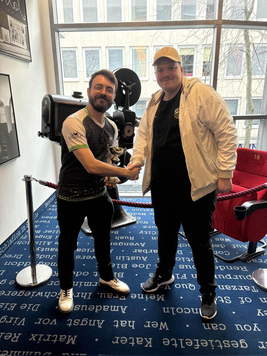 Heute wurde unserem Chef <a href="/ThatShuffleBee/">ShuffleBee</a> der Social Media Award (F4bst3r Award) der <a href="/FPL_Turnier/">FPL | FantasticPrimeLight</a> von <a href="/F4bst3r/">F4bst3r🏳️‍🌈</a> feierlich übergeben!

Wir gratulieren zur ersten von vielen weiteren Trophäen!

Danke auch an <a href="/TheAbsoloot/">Absoloot</a> der diesen Pokal für uns gewonnen hat!