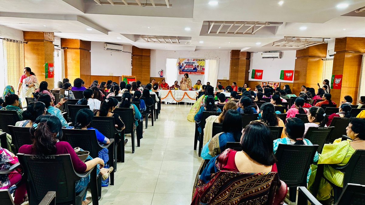 आज नोएडा महानगर में अध्यक्ष महेश चौहान जी के नेतृत्व में ,महिला मोर्चा की अध्यक्ष श्रीमती शारदा चतुर्वेदी जी की अध्यक्षता में आत्मनिर्भर भारत अभियान के तहत आयोजित महिला सम्मेलन में मुख्य वक्ता गाजियाबाद की मेयर श्रीमती सुनीता दयाल जी,
तथा पार्टी के पदाधिकारी गण उपस्थित रहे।