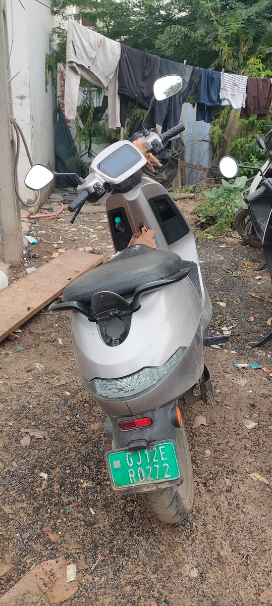 DilpeshRajgor's tweet photo. Ola S1, Vehicle No:GJ12ER0272 की सर्विसिंग के लिए आपके सर्विस सेंटरमें 10 Julyको लेकर आयाथा।लेकिन अब तक तीन महीने हो चुके हैं और मेरी गाड़ी की सर्विस पूरी नहीं हुई है। हरबार जबमैं सर्विस सेंटर संपर्क करता हूँतो मुझे सिर्फ़ कुछ दिन और लगेंगे कहकर टाल दिया जाता @OlaElectric @bhash https://t.co/ej74EslfH0