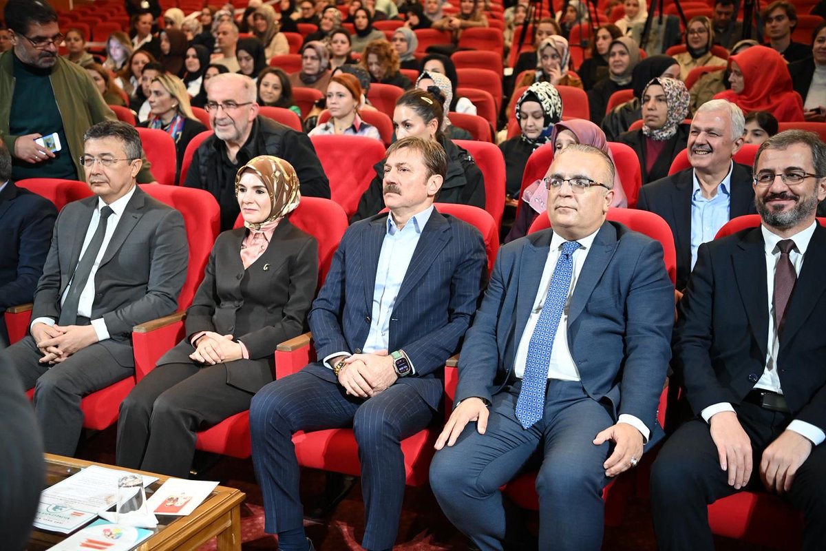 Aile ve Sosyal Hizmetler Bakanımız Sn. Mahinur Özdemir Göktaş’ın katılımı ile ilçemiz Prof. Dr. Mümtaz Turhan Sosyal Bilimler Lisesinde İstanbul Eğitime Destek Platformu tarafından düzenlenen “Bilinçli Aile Forumu” gerçekleştirildi.