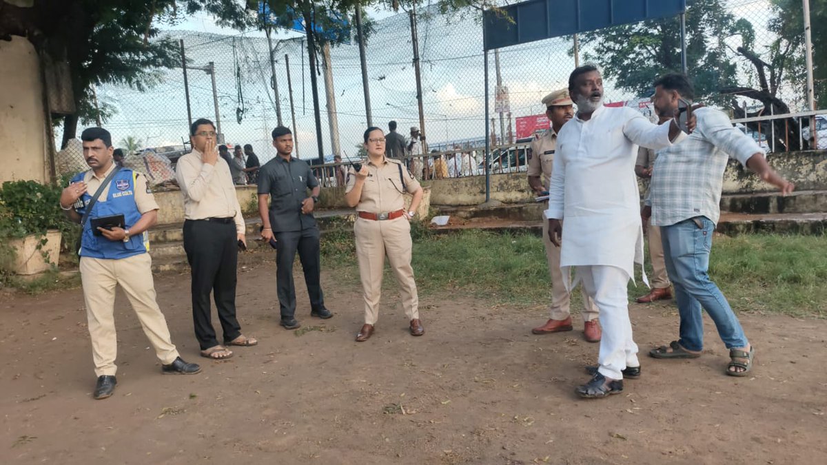 itz_sagarreddy's tweet image. హైదరాబాద్ విక్టోరియా గ్రౌండ్లో సెల్ ఫోన్ స్నాచింగ్ చేస్తున్న దొంగను పట్టుకునే యత్నం చేసిన డీసీపీ చైతన్య. కత్తి తో దాడి కి యత్నం చేసిన దొంగ. స్వయంగా దొంగ పై  గన్ ఫైర్ చేసిన  డీసీపీ. మూడు రౌండ్ల పాటు కాల్పులు జరిపిన డీసీపీ.
#DcpGunshoot #Victoriagrounds #chadarghat #Hyderabad