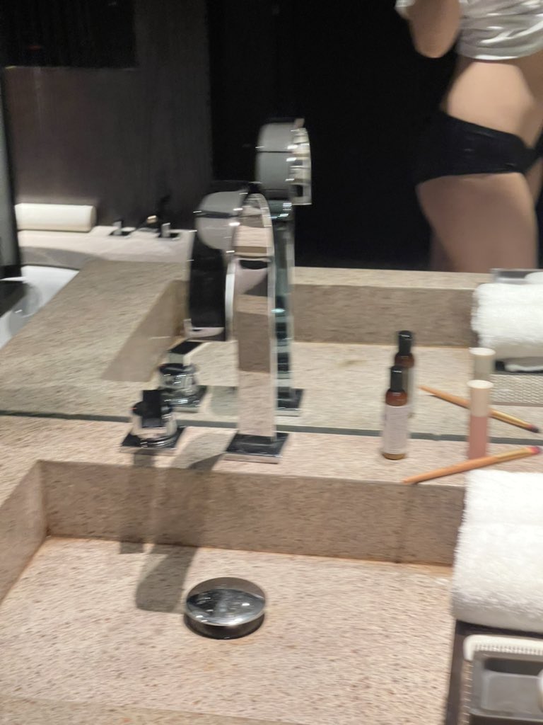 右眼眼泪砸向左眼 tweet media