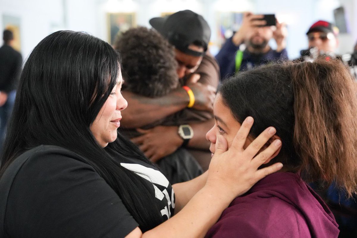 ¡Victoria para los derechos humanos! 

Jeravid y Jhilary Gonzalez, separados de su madre en una violación flagrante del derecho internacional, ¡ya están en casa! Aterrizaron en Maiquetía con 311 connacionales, recibidos con el trato digno que merecen. ¡Bienvenido a casa! 🇻🇪❤️