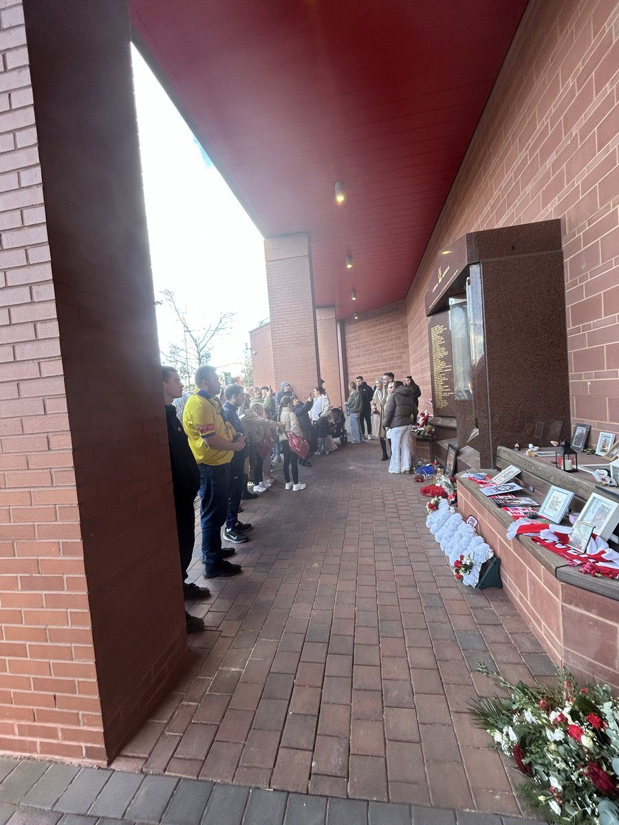 Today, before our match with Lower Breck, members of the club staff and supporters of Sporting Khalsa visited the Hillsborough Memorial to remember the ninety-seven lives that were lost on that fateful day.

#NeverForget