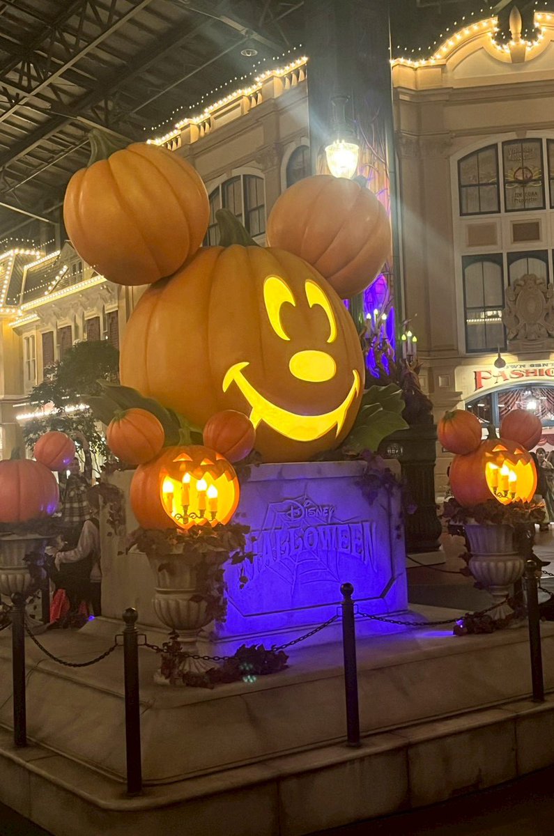 modoki_dokidoki's tweet photo. ハロウィン最高！
ドナちゃんの色紙にサインねだったら思いっきりのけぞったホセに笑った
パンチートを探さねば… https://t.co/lL04C09rB9