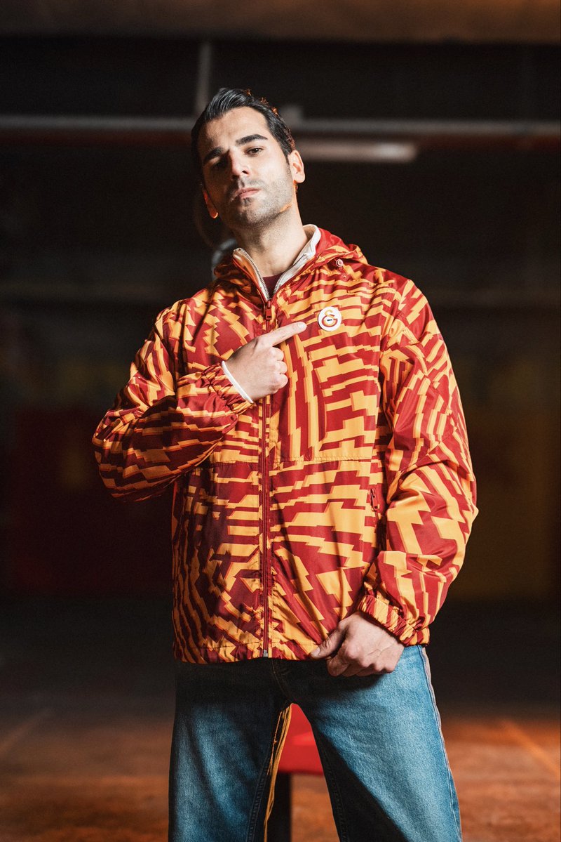 GSStore's tweet image. Kış Koleksiyonu’yla, hafta sonu Galatasaray ruhunu her an üzerinde taşı. 💛❤
Sen de bu yolun bir parçası ol. 🙌
Alışverişe hemen başlamak için linke tıkla 👇
📲 bit.ly/49ffLxi
#YolunBirParçası