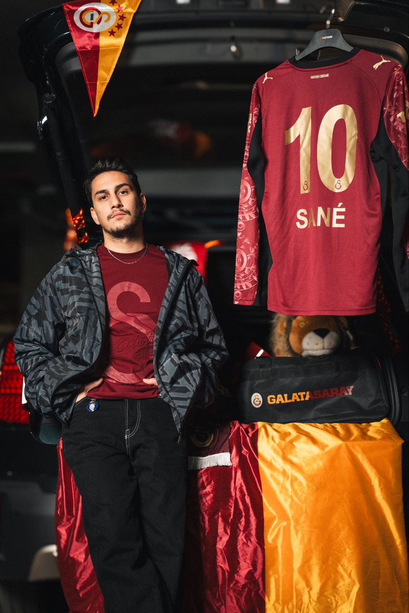 GSStore's tweet image. Kış Koleksiyonu’yla, hafta sonu Galatasaray ruhunu her an üzerinde taşı. 💛❤
Sen de bu yolun bir parçası ol. 🙌
Alışverişe hemen başlamak için linke tıkla 👇
📲 bit.ly/49ffLxi
#YolunBirParçası