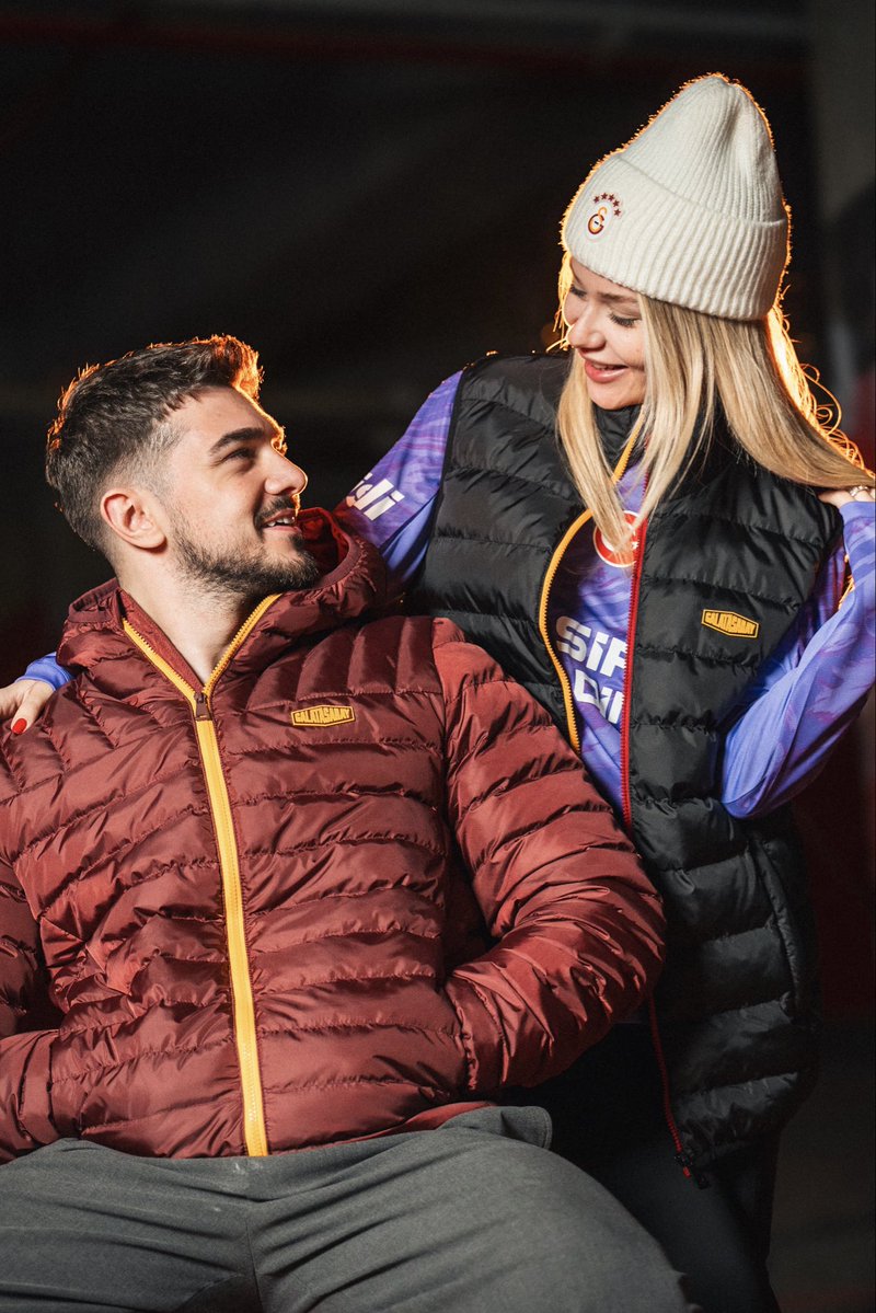 GSStore's tweet image. Kış Koleksiyonu’yla, hafta sonu Galatasaray ruhunu her an üzerinde taşı. 💛❤
Sen de bu yolun bir parçası ol. 🙌
Alışverişe hemen başlamak için linke tıkla 👇
📲 bit.ly/49ffLxi
#YolunBirParçası