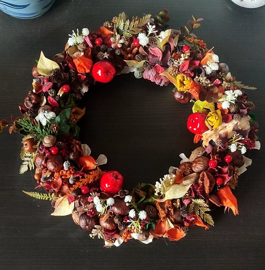 Wianki na 1.11 jeszcze do zamówień tylko do jutra. Potem będzie seria wianków bożonarodzeniowych, chociaż uważam, że i te się świetnie nadają. Kto jeszcze chce, to jest ostatnia szansa 😁🍁🍂
Będę tu wieczorem, bo jest tyle zamówień, że nie wiem w co wsadzić ręce. Piszcie na
