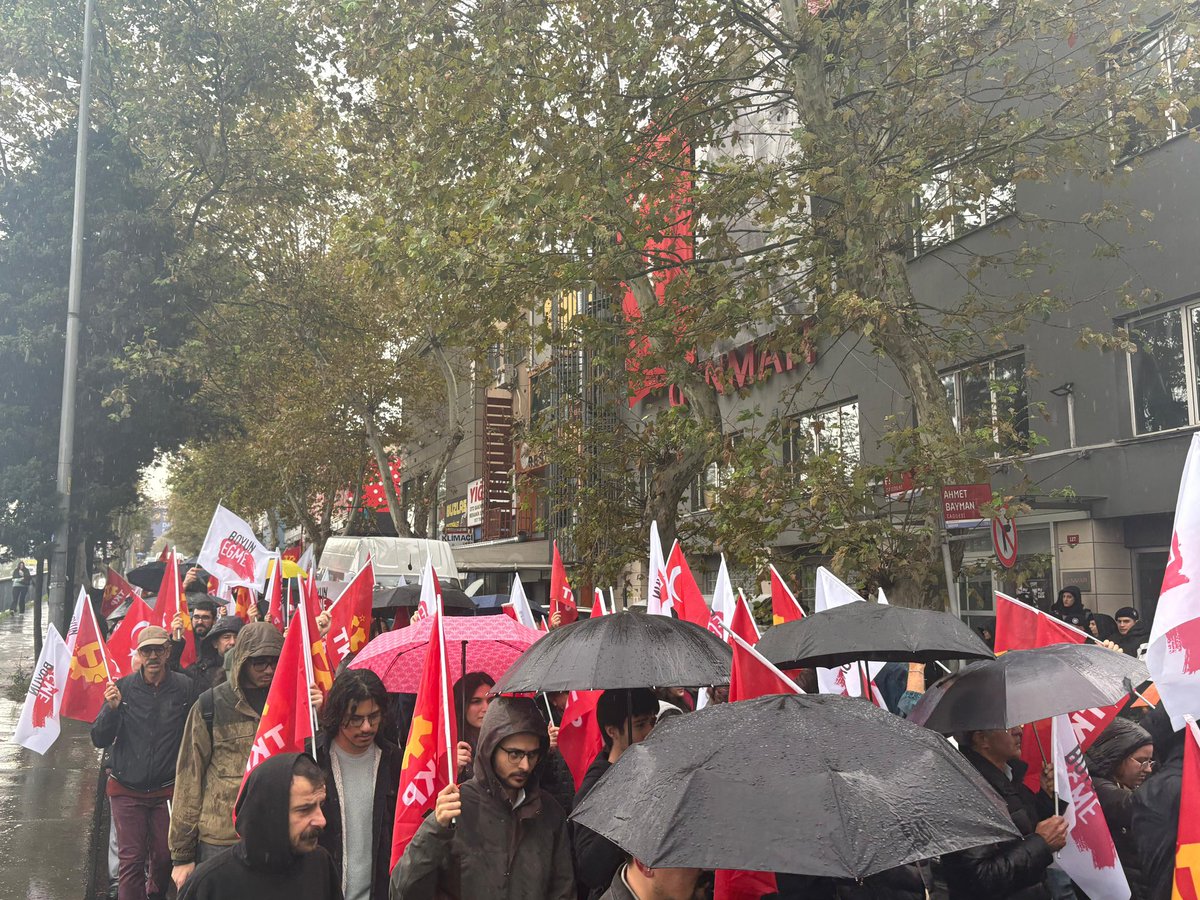 Tele1'e atanan kayyuma ve gazeteci dostumuz Merdan Yanardağ'a yöneltilen dayanaksız suçlamaya karşı dayanışmak için Tele1 Genel Merkezi önündeydik.

İl Başkanımız Ahmet Dincel ve soL Haber Genel Yayın Yönetmeni Yiğit Günay, Tele1 Genel Merkezi’nin önünde basın açıklamasında