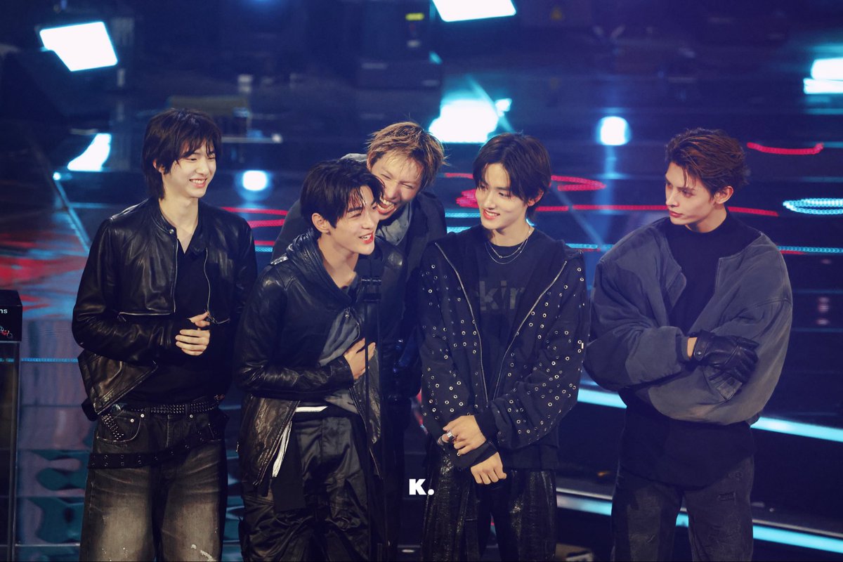 enhacortis's tweet photo. this photo means so much to me the way they’re all looking at their maknae 🥺🥺 https://t.co/3COQIeWMSl