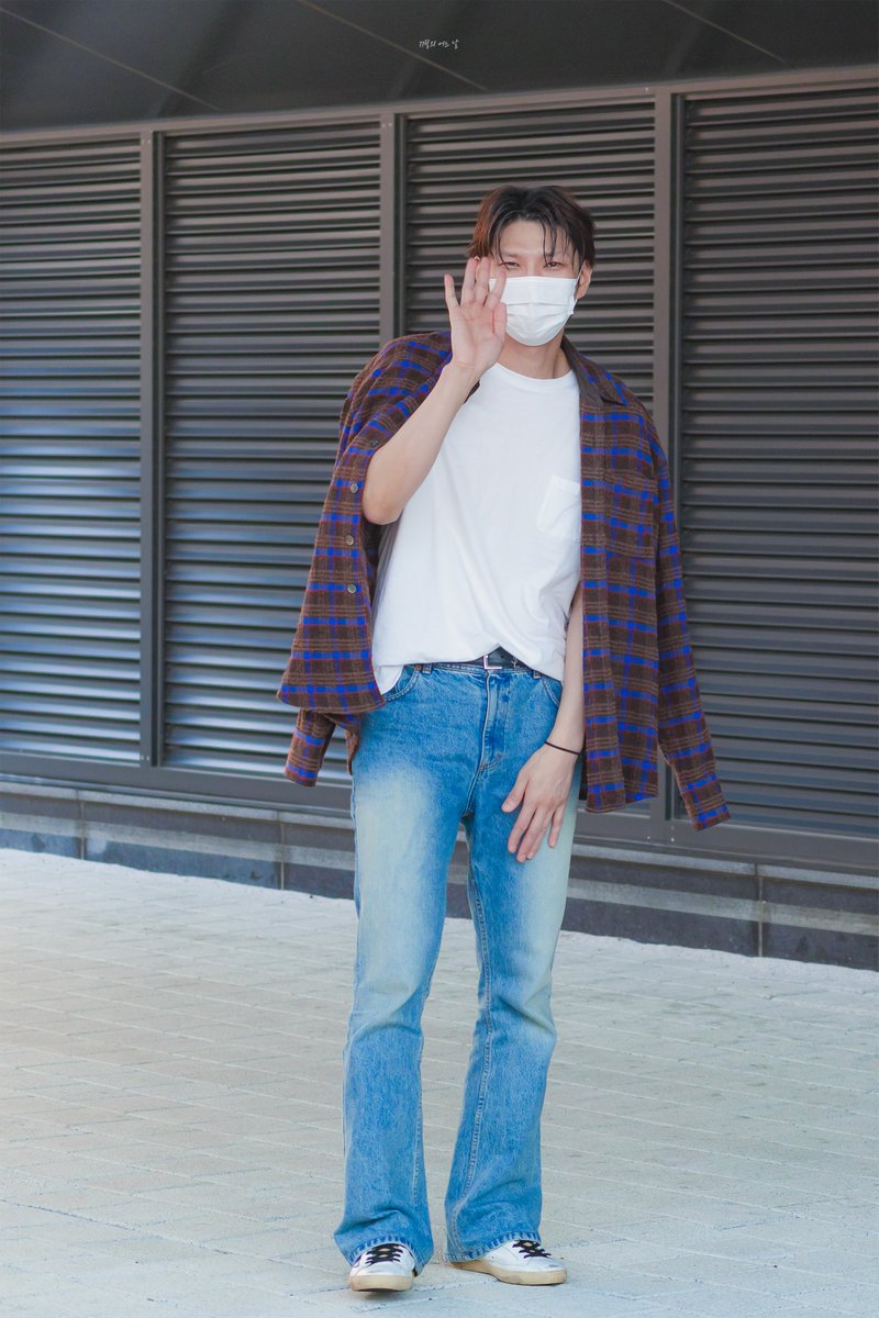 wee_pic_2's tweet photo. 251025 멤피스 세종 퇴근길  
#빅스 #레오 #정택운 https://t.co/bmi8tN7KXu