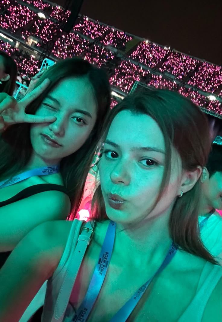 rebecca armstrong at the blackpink concert with jisoo!!🥰