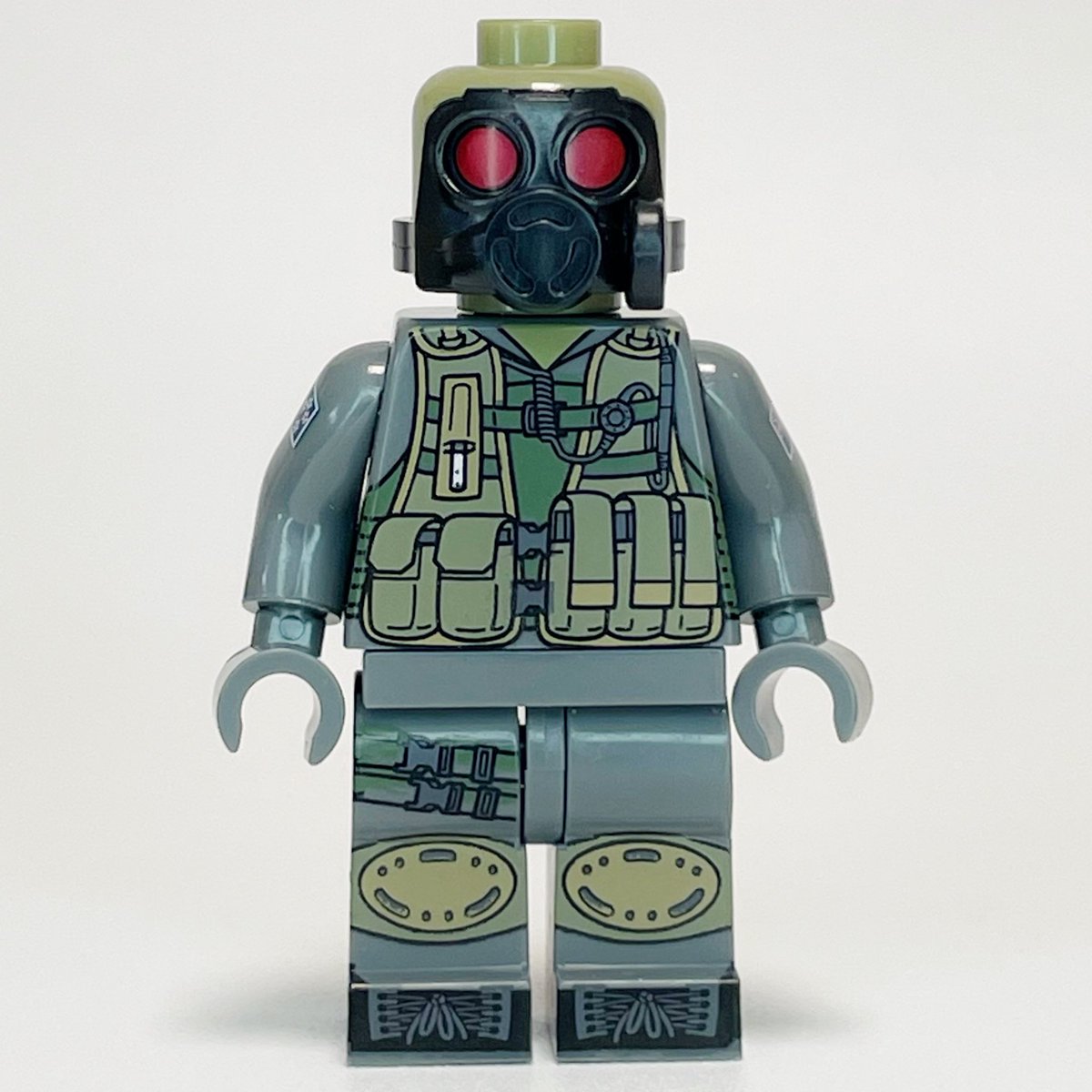 csjoyer's tweet image. These two agents&apos; final builds surprised me most! Phoenix’s head fits perfectly – Number K (also hooded) not so much.

NZSAS started iffy (game has a hood, but I wanted max LEGO style, no extra custom parts). Kept the iconic studs, and it worked! This gas mask? 3 revisions later.