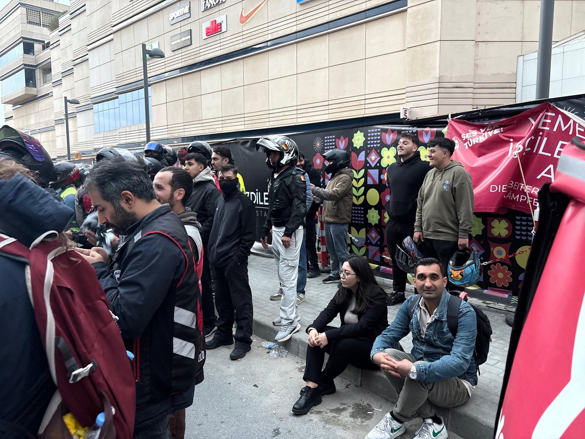 📍Yemeksepeti Merkez Ofisi

Dün Yemeksepeti önünde hakları için direnen motokuryelerle beraberdik.

Şirket yöneticileri camdan izledi, iktidar ise işçilerin karşısına polisi dikti.

Bizim tarafımız belli: Emekten, adaletten, kuryelerden yanayız!

Kardeşim Motokurye Samet Özgül’ün