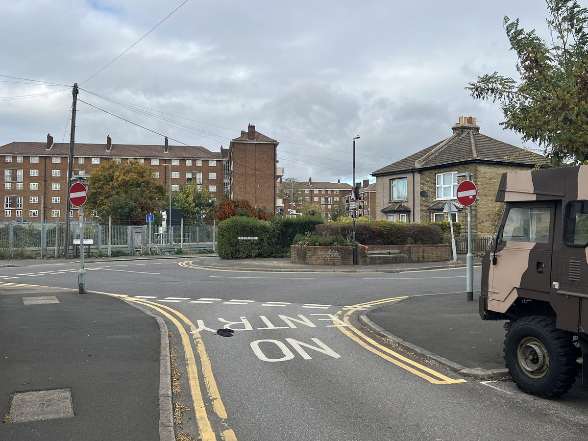 coopsPA's tweet photo. @SGNgas Can you correct the signs that were moved as part of your works? At the junction of Kings Road &amp; Acacia Road, CR4. https://t.co/HoAH18YD5L