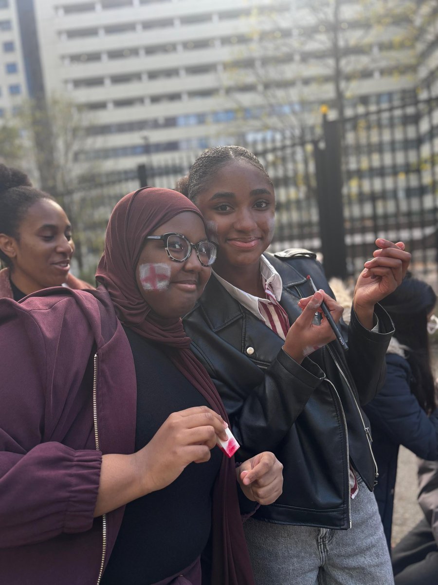 Miss_Snuffy's tweet image. Three hundred Michaela kids off to Rugby League today! 

Twenty of our kids taking the England flag onto the pitch at Wembley!🥳

Racists stay the hell away from my kids and do not comment or I will report.