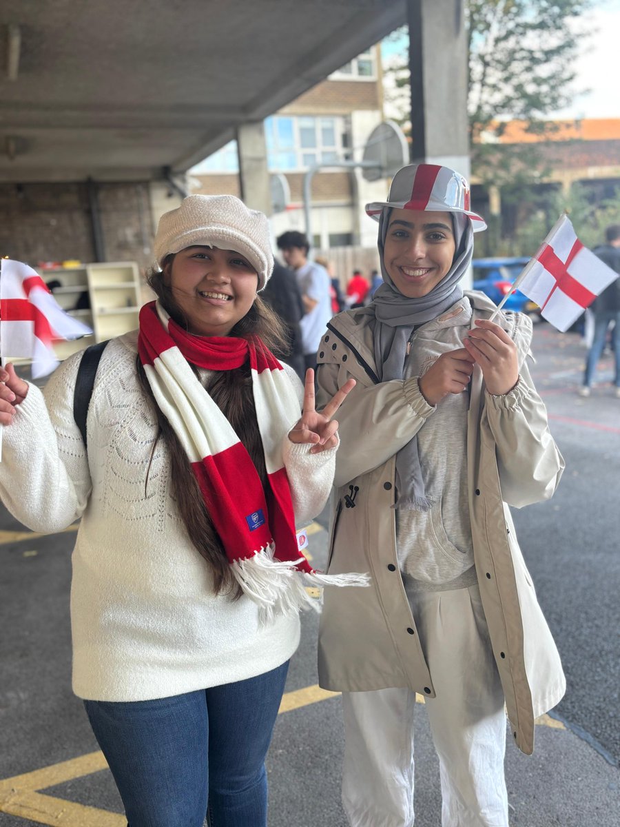Miss_Snuffy's tweet image. Three hundred Michaela kids off to Rugby League today! 

Twenty of our kids taking the England flag onto the pitch at Wembley!🥳

Racists stay the hell away from my kids and do not comment or I will report.