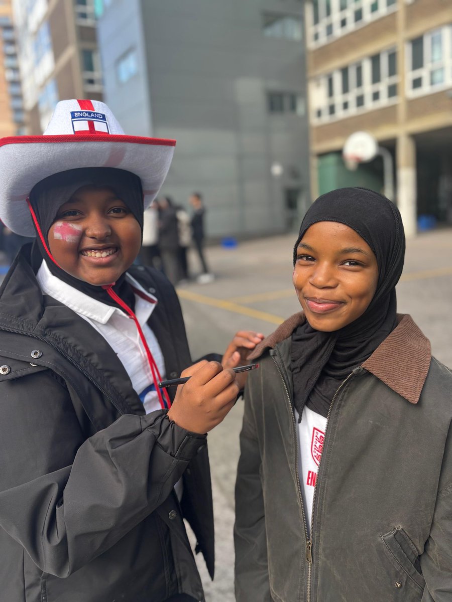 Miss_Snuffy's tweet image. Three hundred Michaela kids off to Rugby League today! 

Twenty of our kids taking the England flag onto the pitch at Wembley!🥳

Racists stay the hell away from my kids and do not comment or I will report.