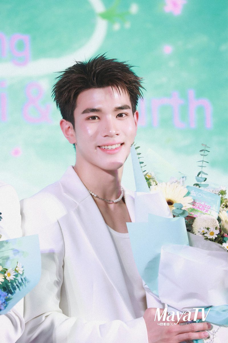 mayaonline2002's tweet image. เจมีไนน์ นรวิชญ์ #Gemini_NT และโฟร์ท ณัฐวรรธน์ #Fourthnattawat ร่วมสัมผัสประสบการณ์ความหอมของทุ่งดอกไม้ใจกลางเมือง “King’s Stella Feel the Bloom” 

Interview📽🔗youtu.be/6OuUDL5YT7w?si…

#KingStellaxGeminiFourth
#GeminiFourth #เจมีไนน์โฟร์ท