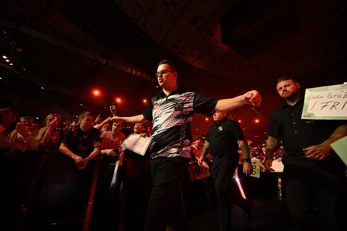 Really happy with this win today. Great performance with a 109.92 average, 170 finish, 7 180’s and a 67% on the doubles, so cannot really complain about that😅

On to the quarter finals tomorrow. It will be difficult to repeat this performance, but I’ll give it my all😉👊🏼