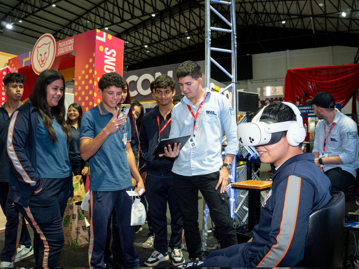 FEPY_paraguay's tweet image. 👩🏫👨🎓 Estudiantes de distintos colegios visitaron las instalaciones del Comité Olímpico Paraguayo y recorrieron la #FEPY2025, descubriendo de cerca cómo se conectan la educación, la industria y el deporte en un mismo espacio.