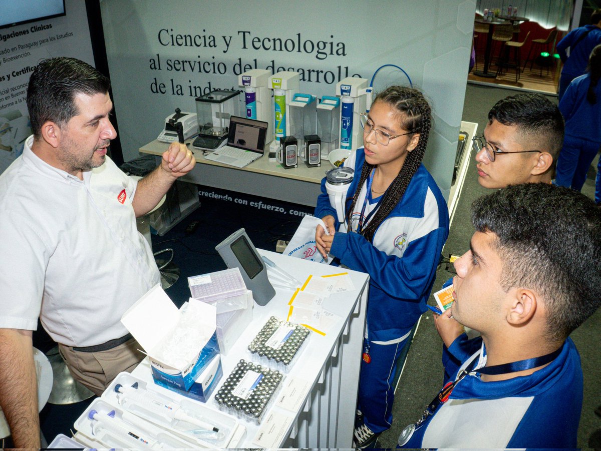 FEPY_paraguay's tweet image. 👩🏫👨🎓 Estudiantes de distintos colegios visitaron las instalaciones del Comité Olímpico Paraguayo y recorrieron la #FEPY2025, descubriendo de cerca cómo se conectan la educación, la industria y el deporte en un mismo espacio.