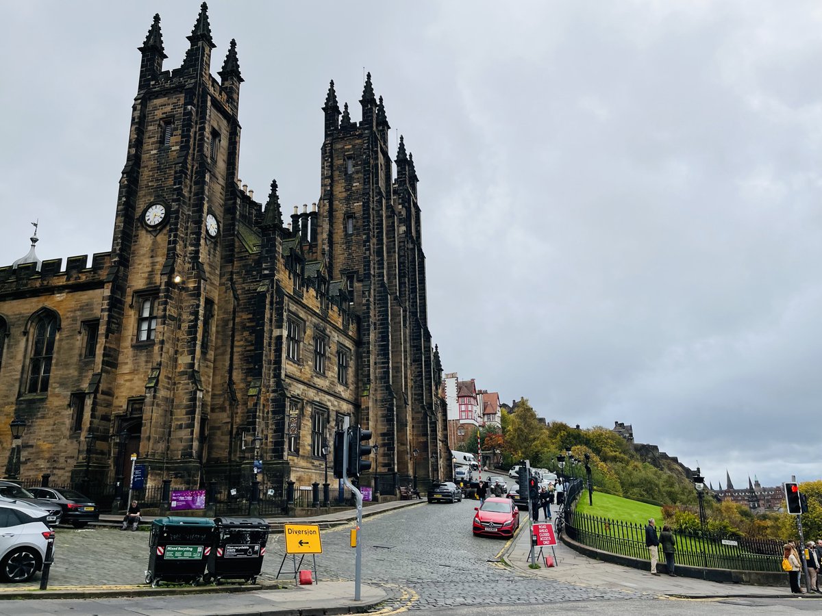 VaOgre's tweet photo. Edinburgh 🏴󠁧󠁢󠁳󠁣󠁴󠁿 石畳とレンガ造りの家が並ぶクラシックな街並み 落ち着いた雰囲気の中しとしと降る雨がこれまた良い https://t.co/Ae0XKyFjIo