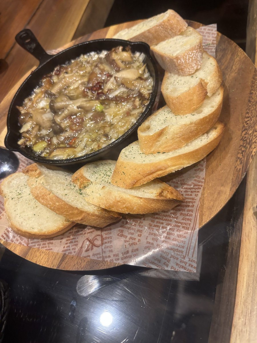 今日はお仕事を兼ねて大人の飲み会わず。

わたしの心は沖縄にいる変態の皆様と🥳