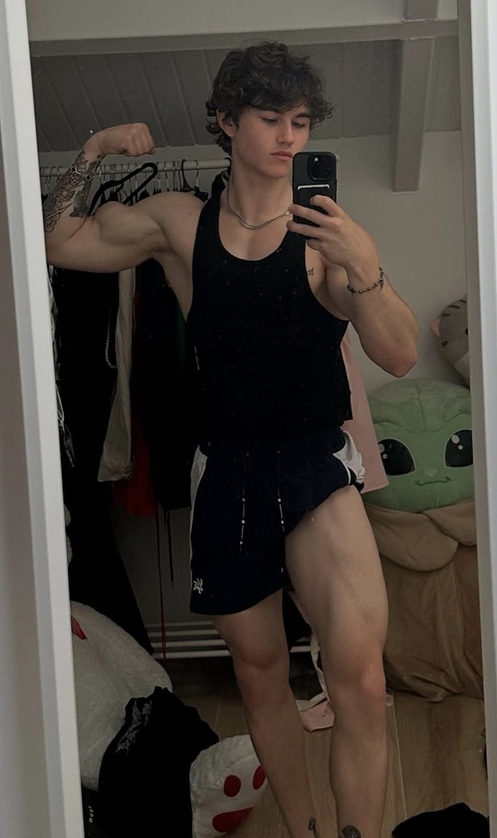 statplaps's tweet photo. Dressing baggy in public vs showing off for himself at home. https://t.co/7b1lzIbZDn