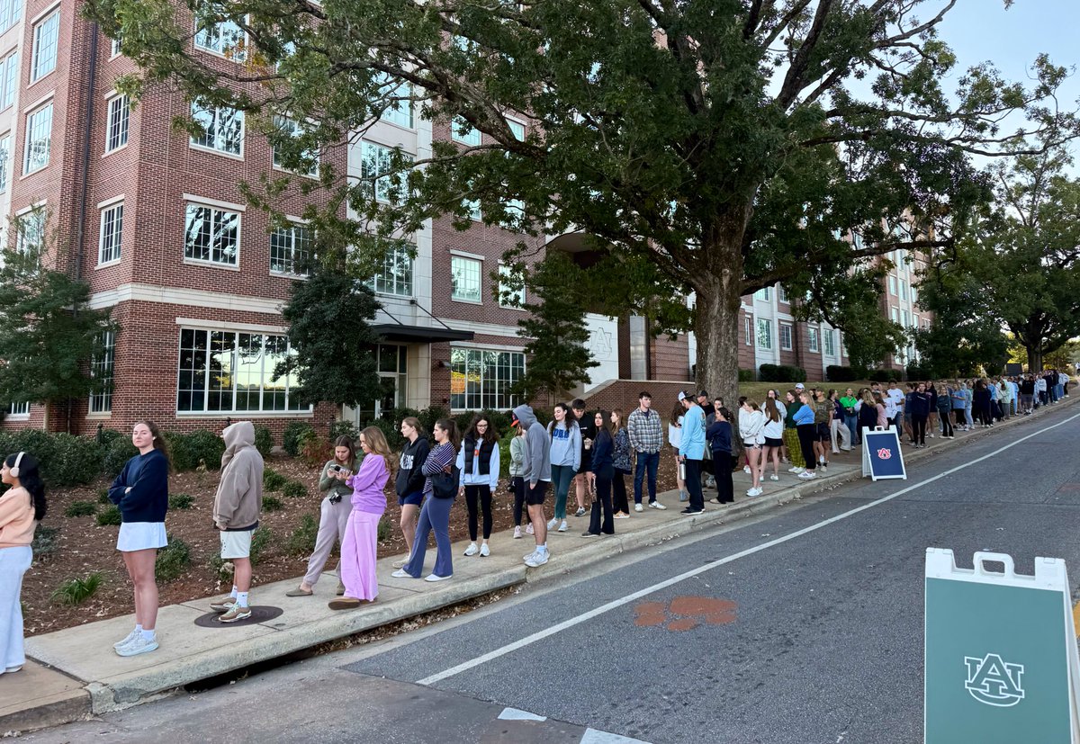 𝘽𝙖𝙣𝙖𝙣𝙖 𝘽𝙖𝙡𝙡 GAMEDAY in Auburn!

Students are already lined up for wristband pickup this AM - pick up begins are 8 a.m.

See you later today! #WarEagle
