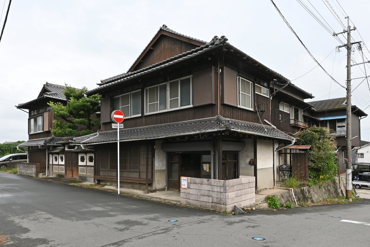take_all_a's tweet photo. 今日（2025/10/25）は、かつて炭鉱で栄えた福岡県直方市に残る遊郭建築「一心楼」の一般公開に行ってきた。
#遊郭 https://t.co/hb7udLjUn2