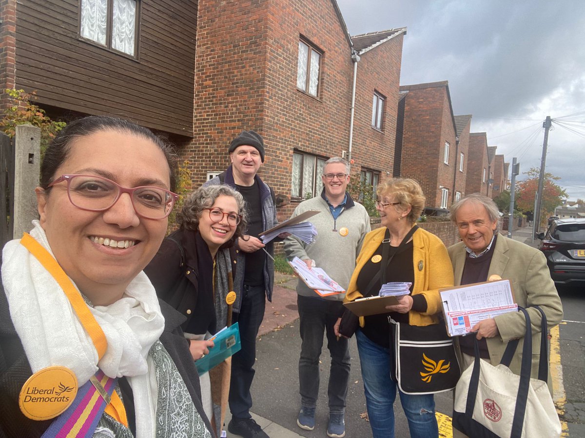 Team out speaking with people in the roads around Haydons Road this morning - discussing the plans of the Mayor and the Met to close police station front counters. Lots of disappointment with Labour, locally and nationally.