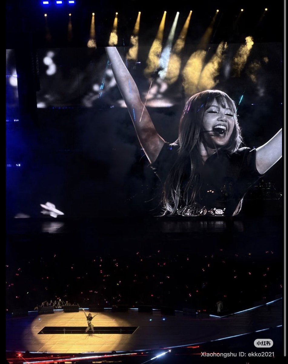 fateofcam's tweet photo. LOOK AT HERRR
#LISA DAY 2 SOLO

#DEADLINE_IN_BANGKOK https://t.co/j01AFQlgyi