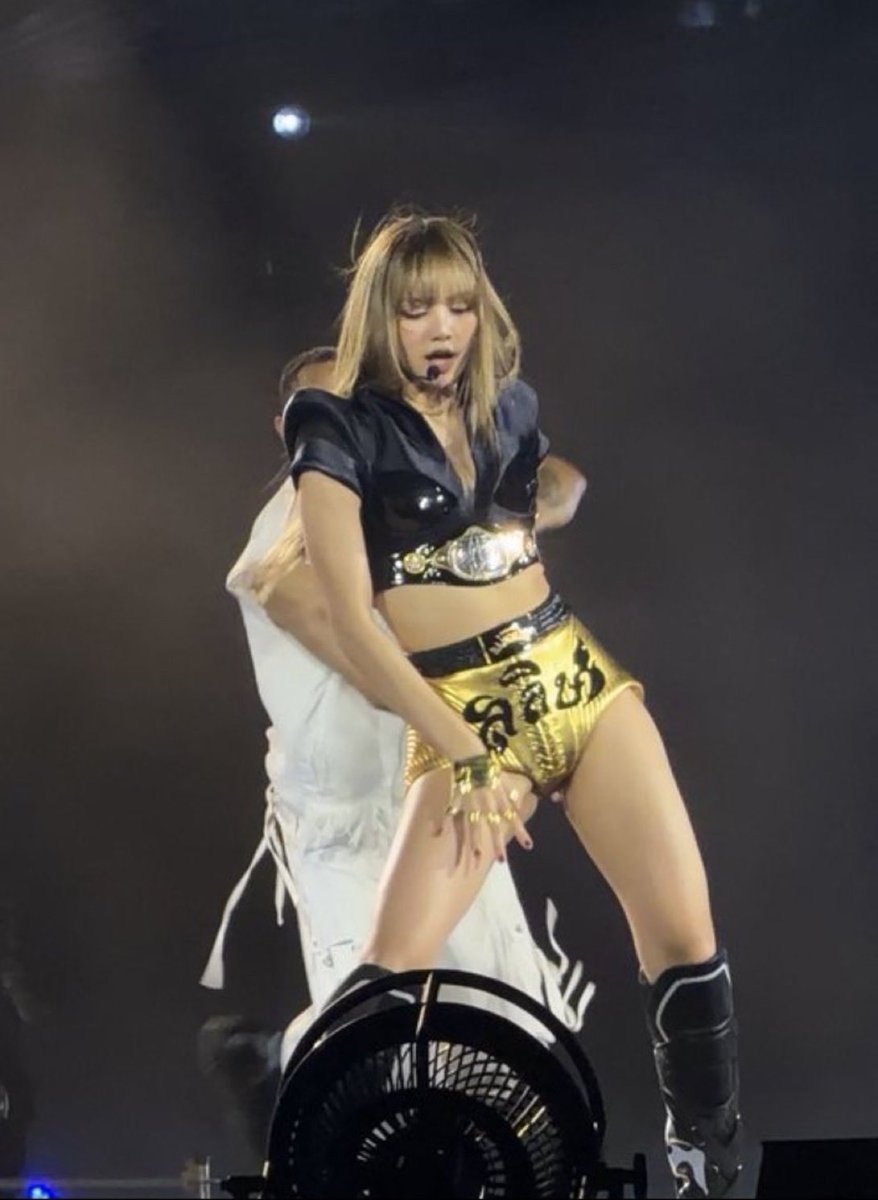 Today #LISA's outfit was tribute to "Muay" (Thai boxing). 
Lisa always tries to make her people proud and praise her country's Culture and Art. 🤍

#DEADLINE_IN_BANGKOK