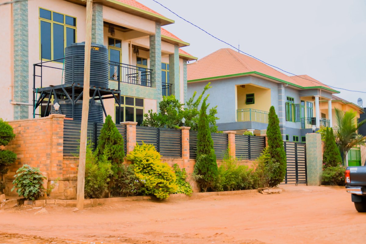 Abaturage ba Site ya Rwinanka i Gahanga  ni Imbanzarugamba byahamye,batangiye kwiyubakira umuhanda wa Kaburimbo ureshya na 4.8Km,bati “Hehe n’Ivumbi” muri #KigaliYacu. Iki gikorwa kitabiriwe n’ Umuyobozi w’Umujyi wa Kigali wungirije ushinzwe Imiturire n’Ibikorwaremezo <a href="/fdusafulg/">Fulgence Dusabimana</a>.