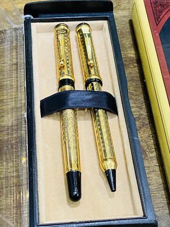 ضروري تحط القلمين بالجيب الأمامي 
بالجهة اليسرى بالقرب من مكان الأزرار

1️⃣ سايل 🖋️ 
اللي تعبئة من الدواة (منظر ما نكتب فيه ولا هو معبأ أصلاً لأنه يوسخ الثوب)
2️⃣ ناشف 🖍️هو المستهلك المبثور