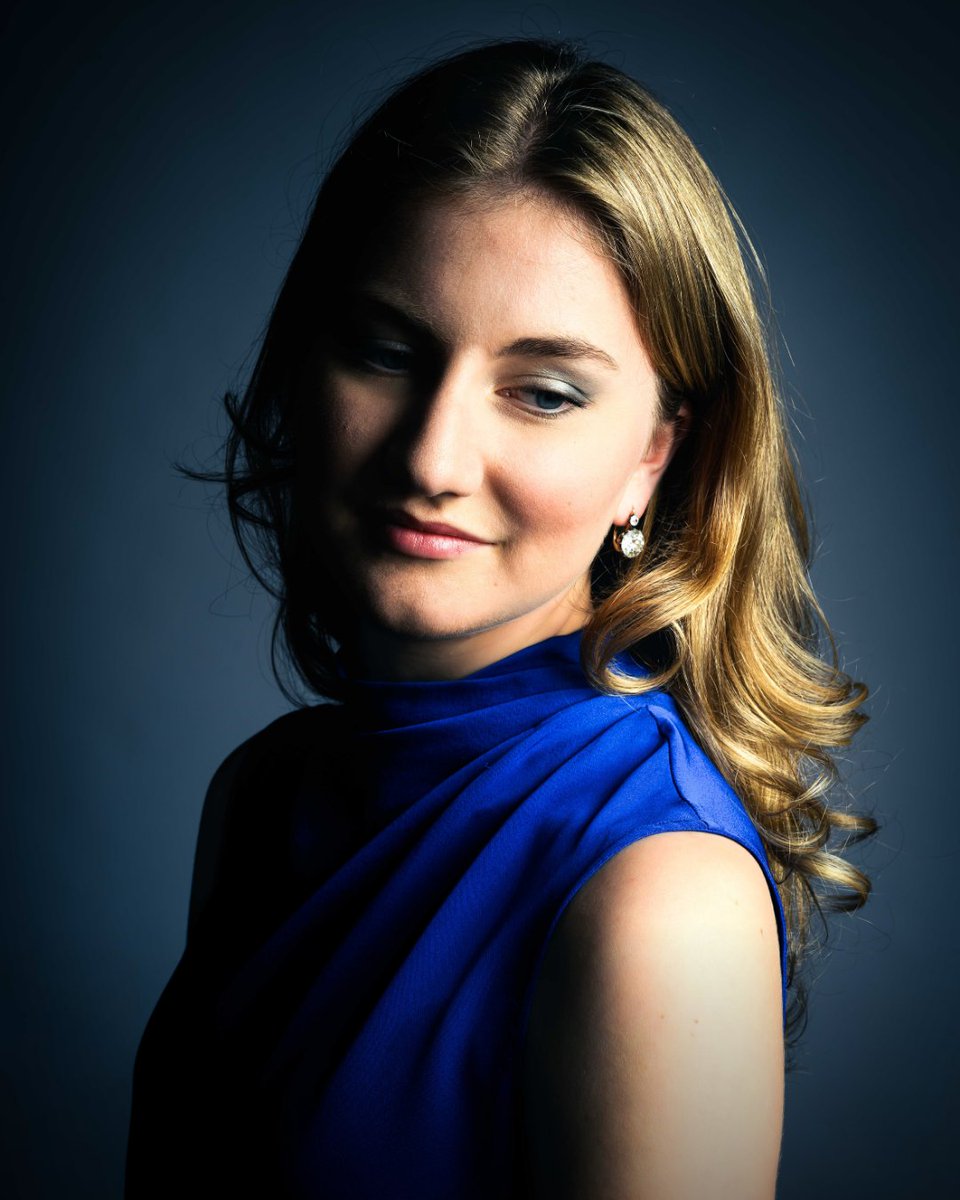 Le Palais dévoile un nouveau portrait d’Elisabeth de Belgique pour son anniversaire✨

🎂Pour le 24ᵉ anniversaire de la future reine des Belges, le photographe Bas Bogaerts a réalisé un portrait tout en douceur. Une image partagée par la famille royale sur les réseaux sociaux.
