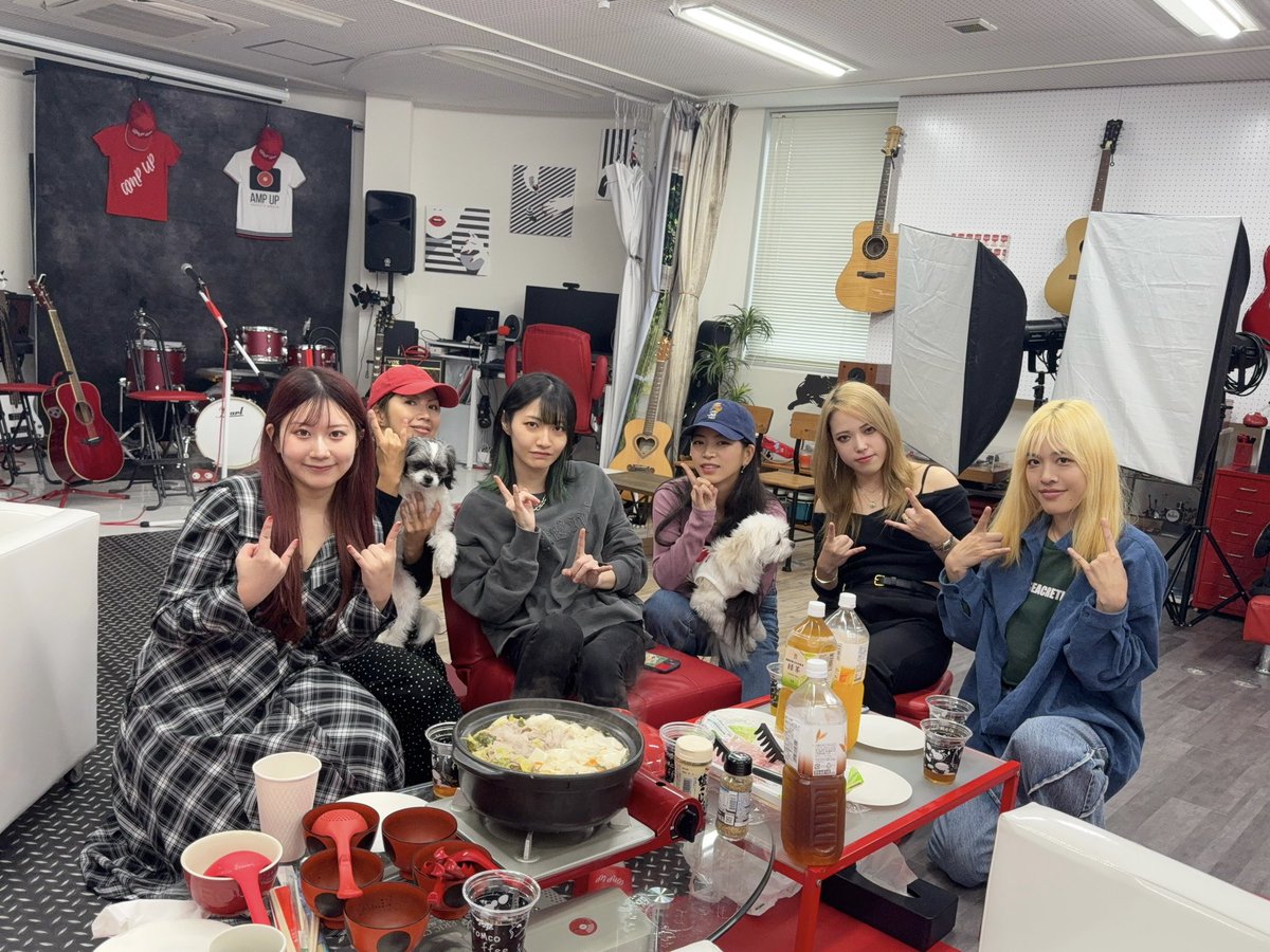 今日はMiyakoさんにお誘いいただき、バンドマン女子会に参加してきました🤘
2回目の開催🥳今回も参加できて嬉しかったです！
みんなでお鍋をしましたよ〜🍲美味しかった🍵
すごく楽しかったです🥰ご活躍されている皆様とお話しして刺激を受けました🔥
ITSUKAさん、今回もありがとうございました🙏